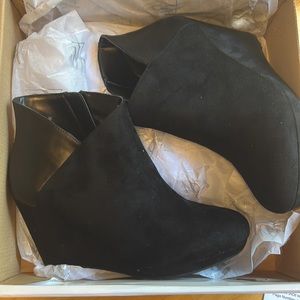 Black heels boots. Size 10 M. 4 inch heel. Half inch platform. BRAND NEW.